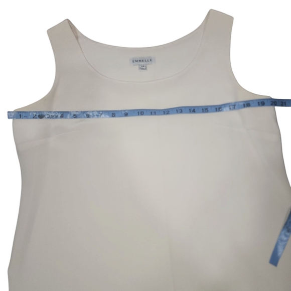 Emmelle Silk Cream Sleeveless Top with Round Neckline. M - Picture 7 of 11